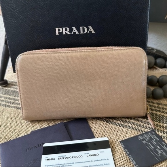Authentic 💯 percent Prada Saffiano Fiocco Bow Leather Round zip Long wallet - Picture 2 of 13